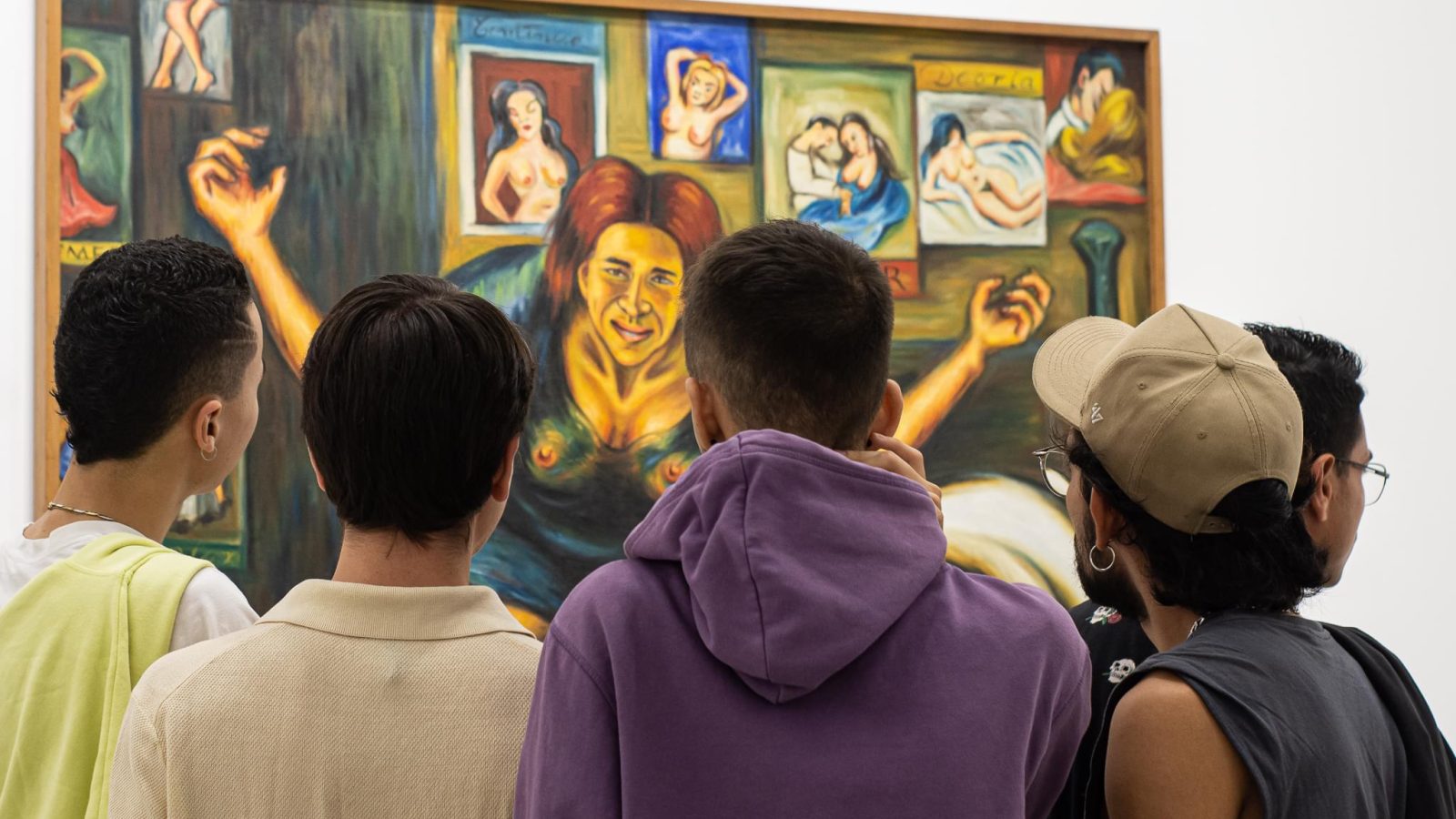 MAMM Exposiciones: visitantes observando la obra de Débora Arango y la denuncia social
