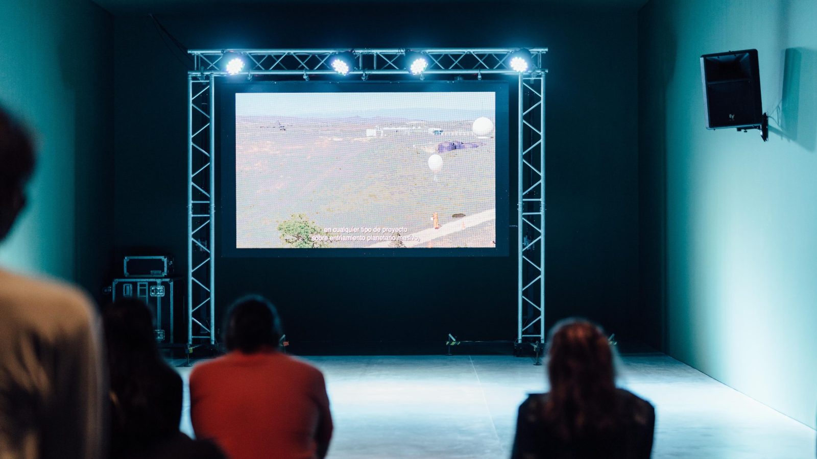 Exposiciones MAMM: una pantalla en Exit World, una obra del colectivo DIS