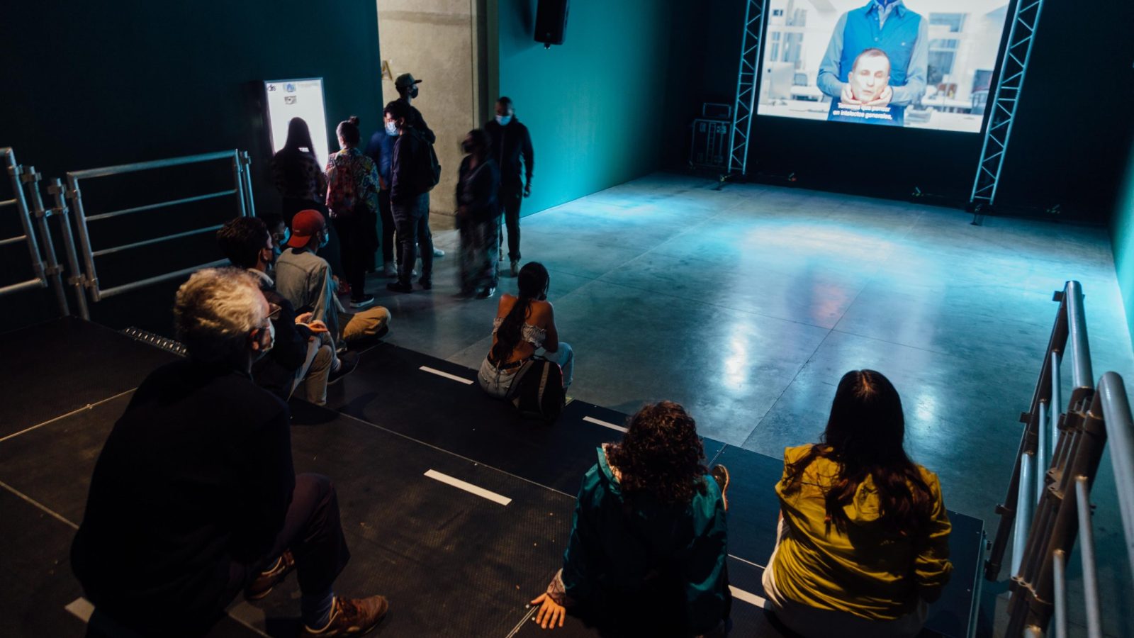 Exposiciones MAMM: público en la inauguración de Exit World, una obra del colectivo DIS