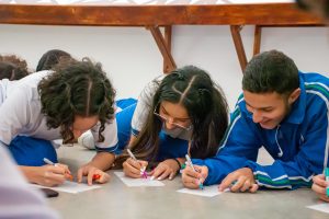 Niños de colegio en actividad de visita taller