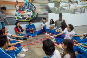 Niños en actividad lúdica de visita taller