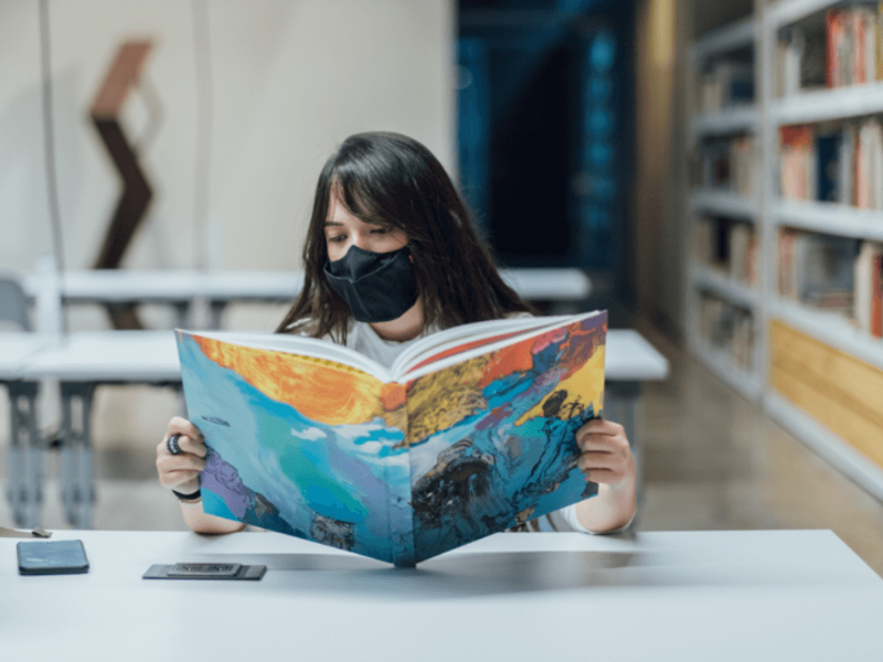 Mujer joven leyendo un libro