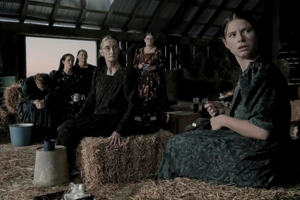 Mujeres reunidas en un granero