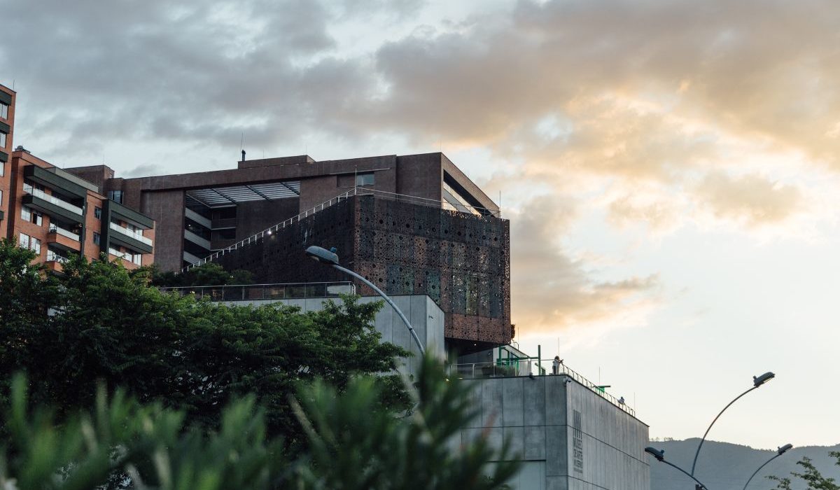 Fachada del Museo con atardecer