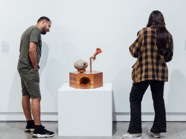 Dos personas observando una obra de arte