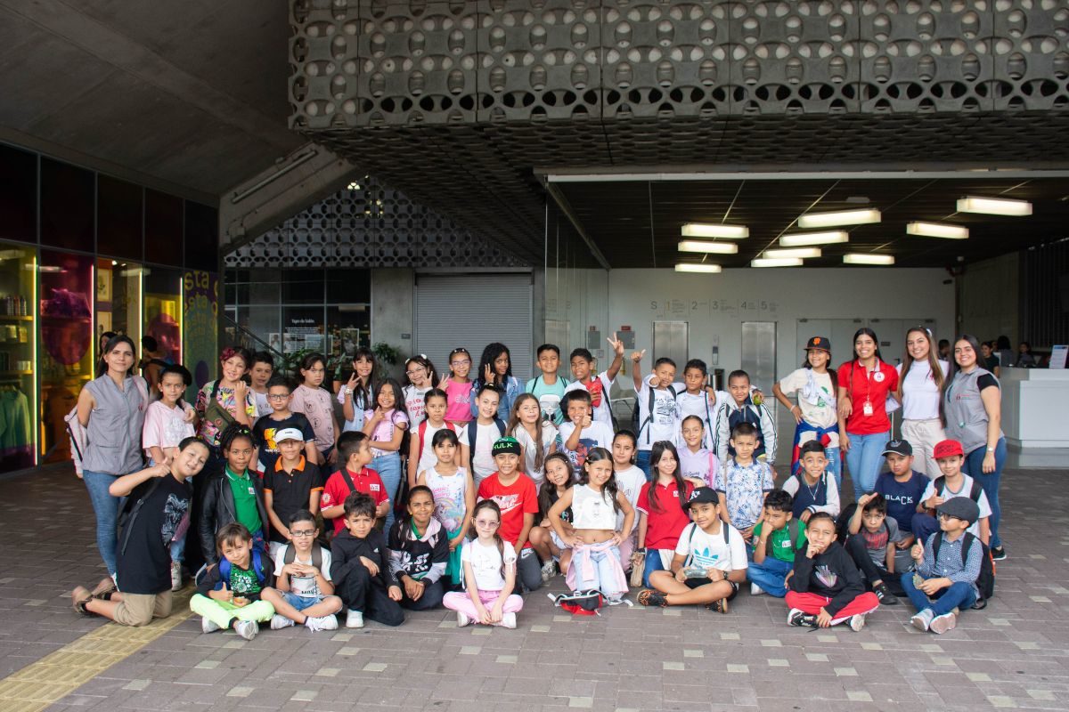 Un grupo de niños y niñas reunidos en la entrada del MAMM