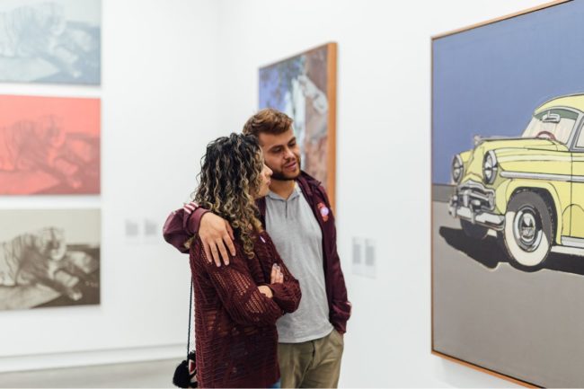 Una pareja viendo una obra de arte