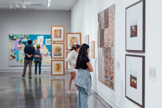 Personas viendo una exposición