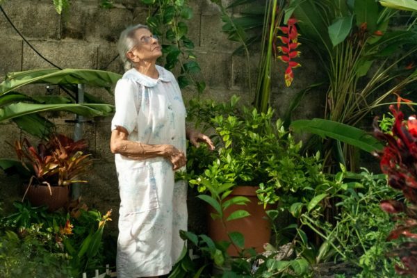 Mujer de la tercera edad en su jardín