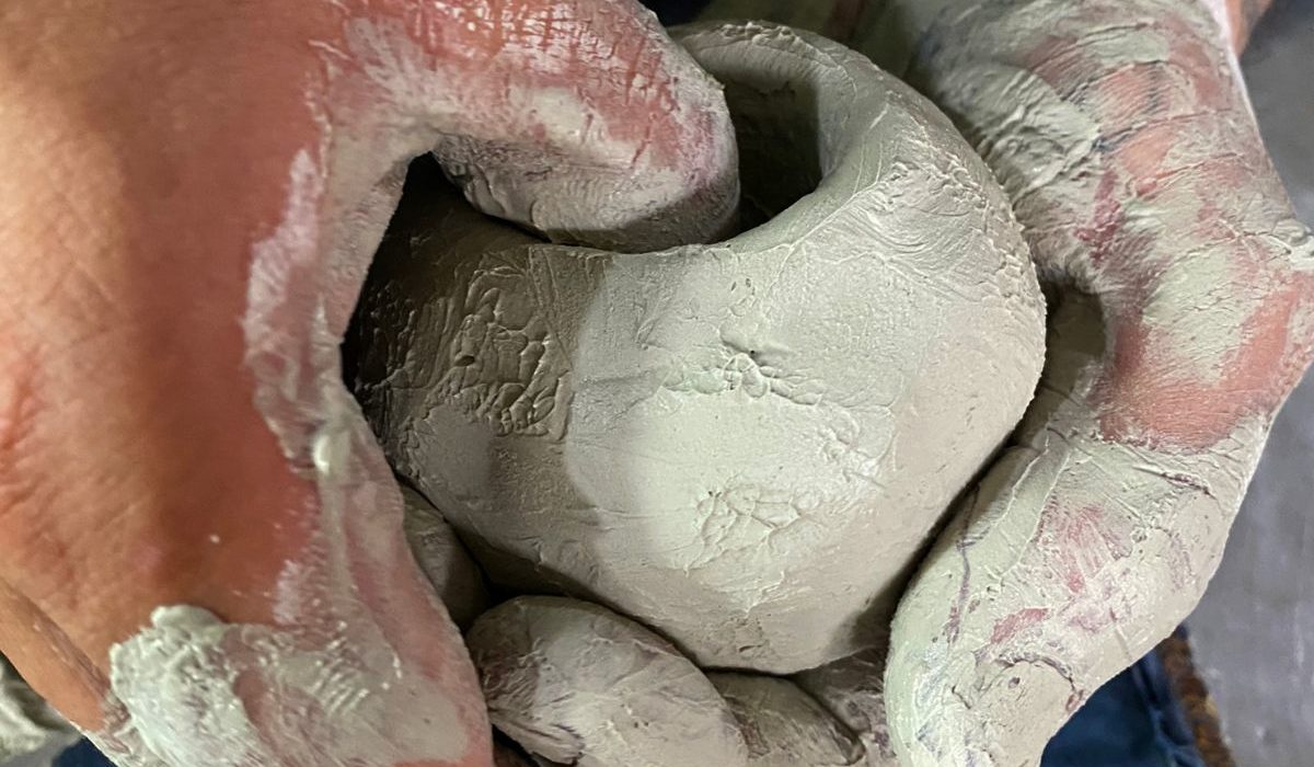 Manos trabajando la cerámica