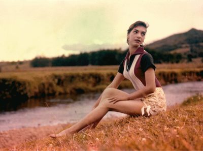 Mujer en pasto obra de Gabriel Carvajal