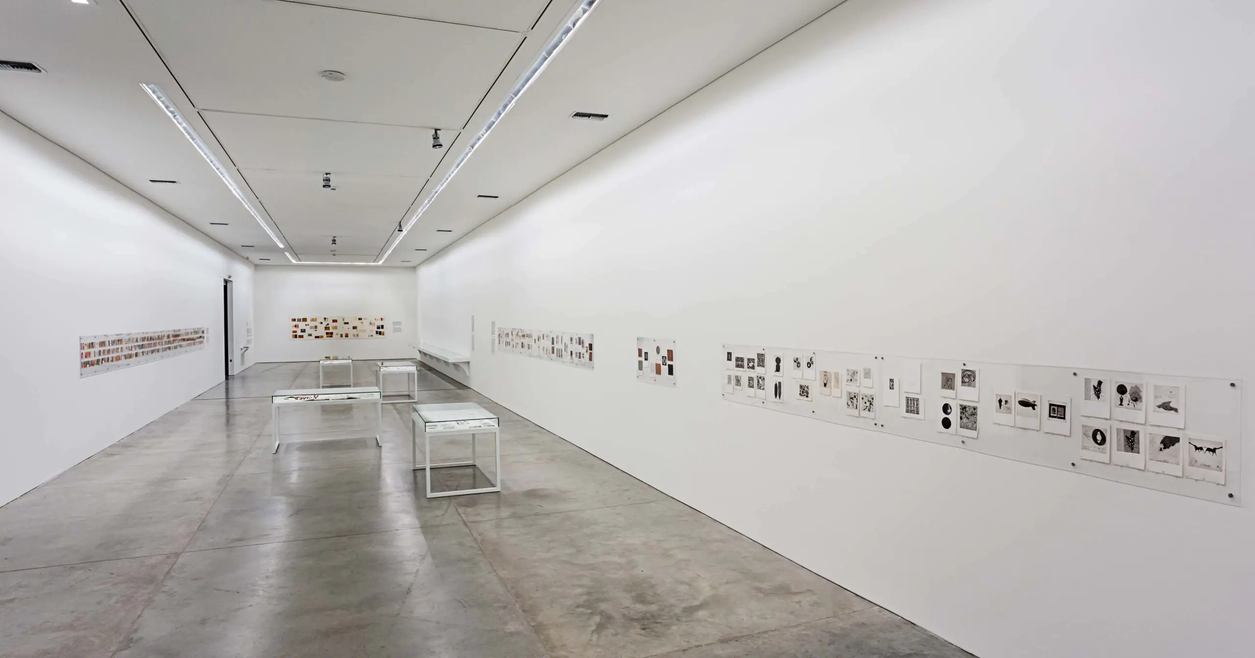 Obras en la sala con la exposición Muestrario de José Antonio Suárez Londoño