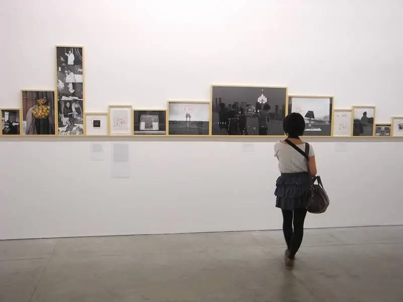 Visitante a la exposición Historias de papel