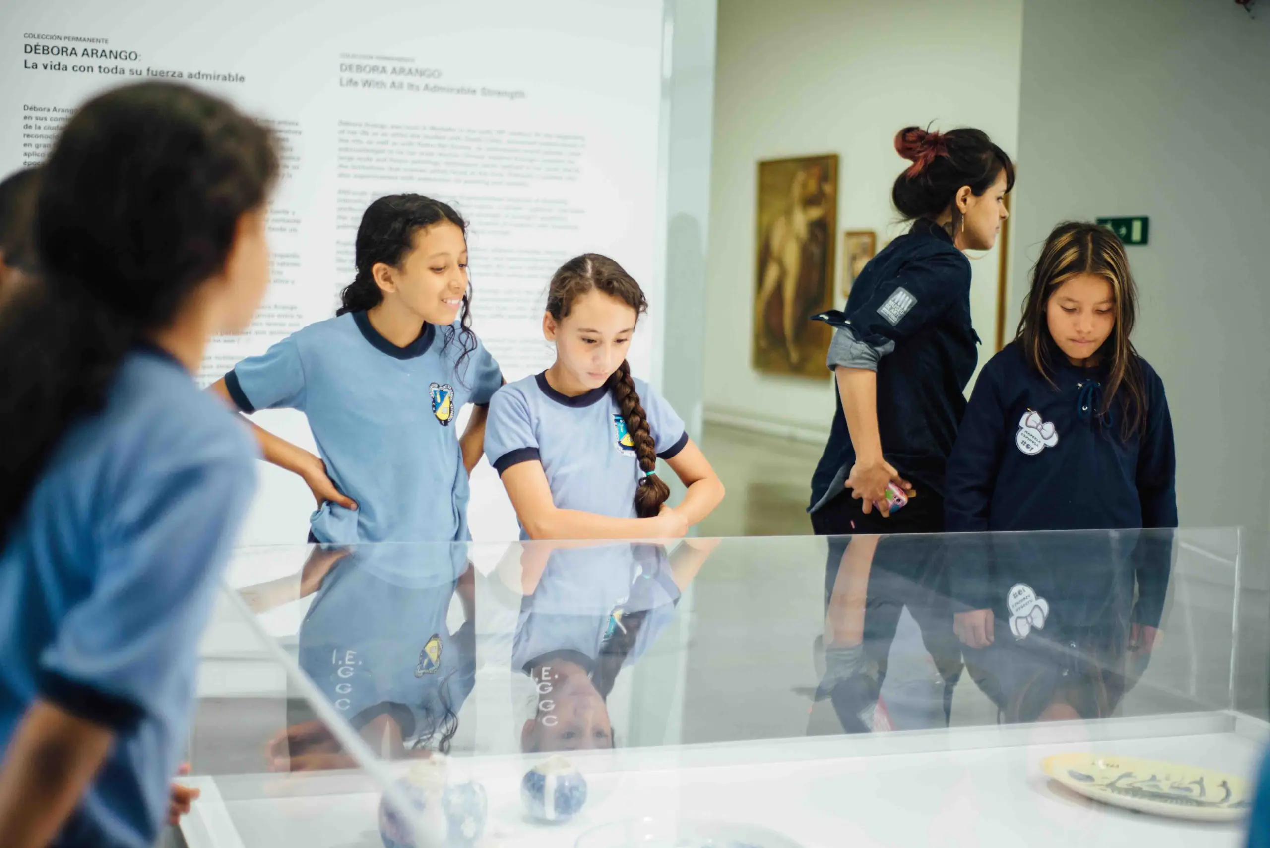 Exposición del mamm visitantes la vida con toda su fuerza admirable