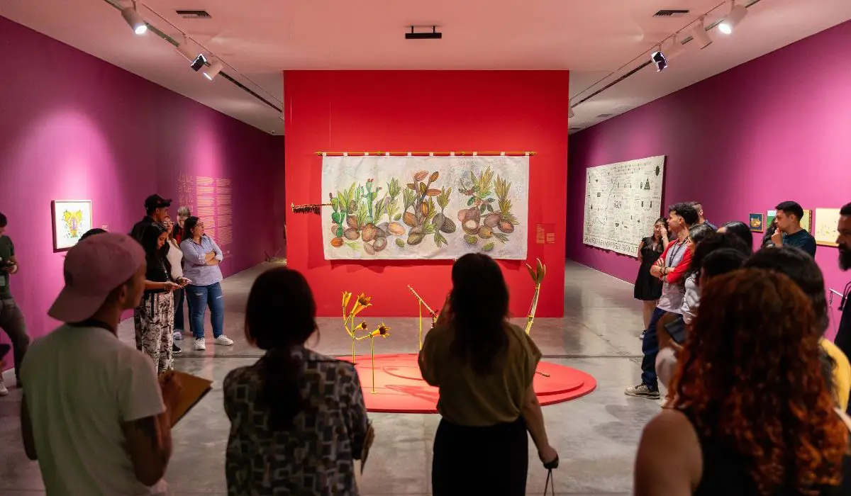 Fotografía en recorrido por la exposición La luz, el fuego y la ceniza
