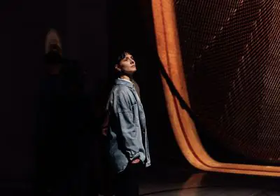 Visitante en la exposición Nos habitan pájaros y montañas