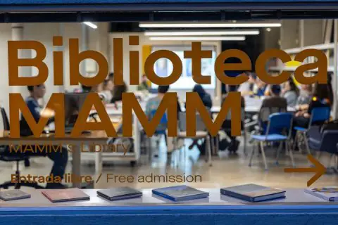 Fotografía del exterior de la Biblioteca MAMM